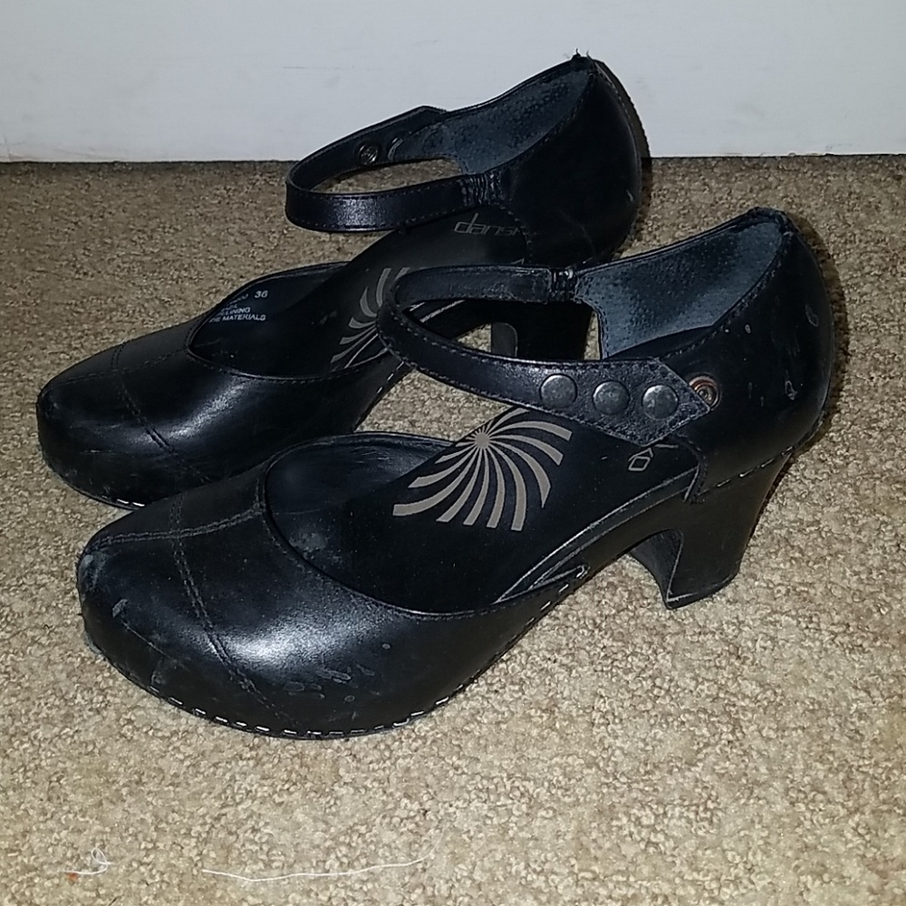 Dansko Size 6 clogs